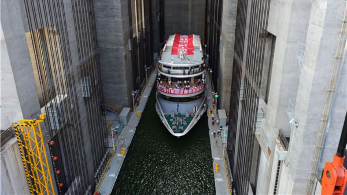 Así funciona el ascensor de barcos más grande del mundo: eleva embarcaciones 113 metros en China